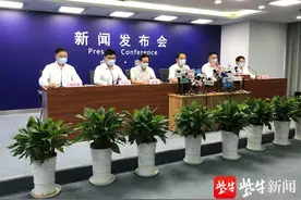 无智能手机或者健康码的老年人，登记信息及签署疫情防控个人承诺书后可进入商场超市宾馆图片