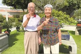 “钻石婚”老人讲述浪漫故事：一碗云吞面就是婚礼大餐图片