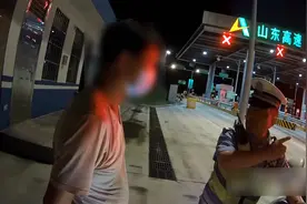 我来当你的“眼”！货车高速上灯光突发故障 交警开启警灯警笛一路护送图片