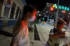 我来当你的“眼”！货车高速上灯光突发故障 交警开启警灯警笛一路护送图片