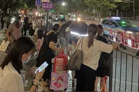 记者走访 | 深圳北火车站拉客车辆混乱、交通拥堵严重图片