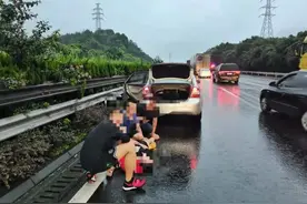 什么情况？高速上，女子突然打开车门想跳车，驾驶员真的慌了图片