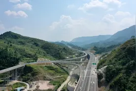武陵山区的“秀”美“印”迹 贵州这条高速公路正式通车图片