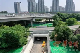 西安吕小寨立交桥下慢行道迟迟未修通 施工方：正与管辖单位协商图片