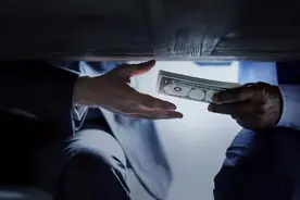 接受“色情集团”黑老大行贿，违法放贷4000万！行长、副行长双双落马图片