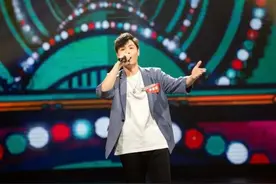 “康天庥”扮演者李俊毅现身《见多识广3》，现场观众齐呼“爷青回”图片