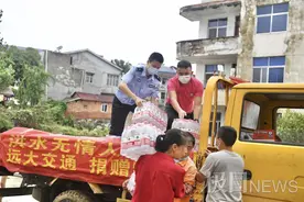 随州民警刚爬上横梁拉起一家三口，洪水就涨到了两米多图片