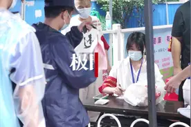 封闭管理小区入口，人们一里一外挥手相望：隔离护栏上传递的爱图片