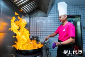 屋外凉爽厨房火热，香他她湘菜研发师蔡丹汗如雨下图片