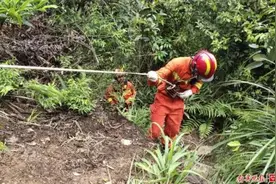 南宁一驴友在大明山探险被困谷底，救援人员10小时将人救出图片