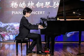 沉浸在钢琴世界里的少年杨皓棣：黑白琴键 镌刻梦想图片
