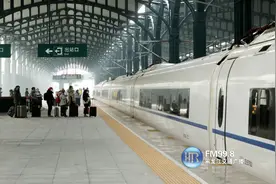 4岁女童嚎啕大哭，未婚列车长秒变“奶爸”，这一抱他像极了父亲图片