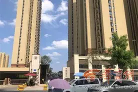 西安鸿锦城·天逸小区业主装修新房时发现 卧室承重梁一敲就掉沙石图片