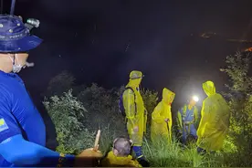 雷雨夜6人被困房山野山，22名蓝天队员进山救援图片