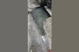 广州庄头村管道堵塞近月，污水浸街臭味熏天！水务局：正在查图片