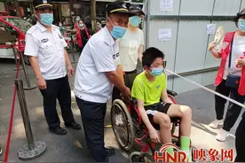 小学生因双足手术错过前三轮核酸检测 热心人助其顺利赶上第四轮图片