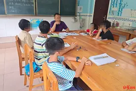 “双减”下的网红山区小学暑托班：都市孩子也来“蹭课”，回归乡土观察昆虫探访溶洞图片