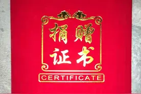 成都两位小朋友在河边发现一只大甲虫 父母查询后转身就报警图片