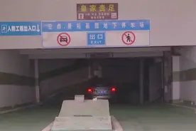 花20万租车位，爱车被砸却无人管！物业：只提供场地不保管图片