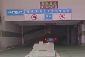 花20万租车位，爱车被砸却无人管！物业：只提供场地不保管图片