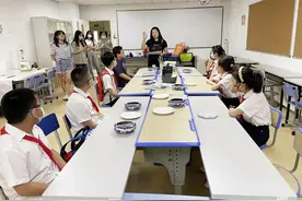 “神兽”化身“小画家”！曹杨人的“精气神”跃然纸上图片