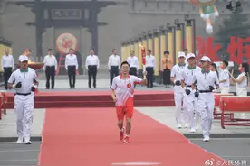 全运会火炬传递首站在西安举行 奥运冠军秦凯领跑第一棒图片