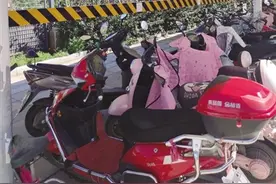 内蒙古妇幼保健院自行车棚里安装了电源插座 来看病还可免费给电动车充电，暖心图片