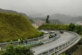 危险！雨天出行贪图快，一不小心撞护栏 | 覆车之戒图片