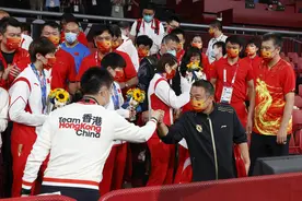 刘国梁邀中国香港代表队合影留念 中国香港队队员：我们很兴奋，立刻冲过去了图片