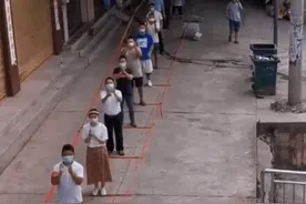 双倍可爱！小女孩做核酸跟“大白”互相比心图片