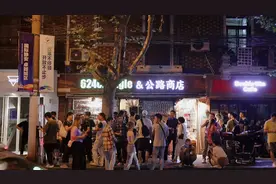 「Z世代调查」 思想和酒精一样在马路牙边飘扬丨长乐路上的灵魂商店图片