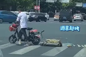 大爷带一群小鸭子过马路 车主默默等待 网友：最后一只快急飞了图片