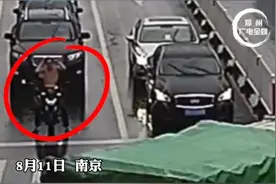 南京男子骑摩托等红灯时借雨水洗头，还搓出一头泡沫，网友：时间管理大师图片