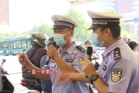 都是段子手！济南交警出新招，自编快板书劝导戴头盔图片