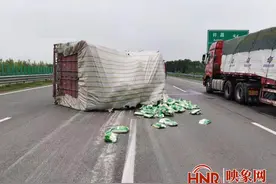 货车超载爆胎致车辆侧翻 8吨大米散落高速图片