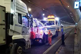 天然气运输车高速路上突发事故，路政员及时出手化险情图片