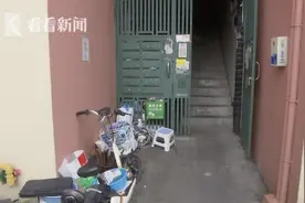 垃圾堆到楼道外！上海一老太太有4套房却囤废品上瘾图片
