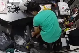 魂飞魄散！小伙拆快递惊现黑色大蛇，快递点：包裹已经放了一个多星期了图片