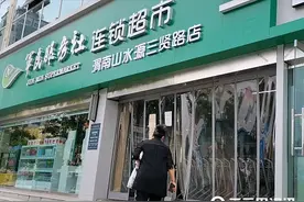在军民服务社三贤路店买双汇火腿肠，10天后拆开竟然长出蛆图片