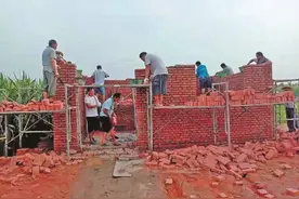 灾后重建，先建五保户的房图片