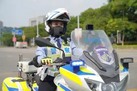 英姿飒爽！厚街女铁骑队上路执勤图片
