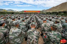 西藏军区某特战旅开展超高海拔非携氧伞降训练图片