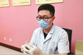 健康小站最前线｜看到抱着孩子来打苗的妈妈，他们总会主动接过娃图片
