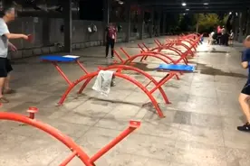 公园为防疫撤掉乒乓球台案，“硬核大爷”照打不误！这样“过把瘾”要不得图片