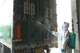 跟踪快递派件全流程：快件从邮件处理中心到居民手中，至少经过3次消毒图片