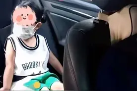 暖心！4岁女儿陪单亲爸爸出车招呼乘客：谢谢您乘坐我爸爸的车图片