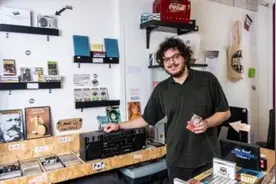 复古潮 英国最后一家盒式磁带商店受到青少年青睐图片