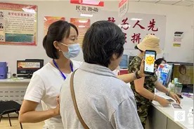 官渡区星宇社区：面对面手把手 老年人人脸认证不用愁图片