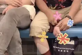 上海地铁内大叔沉醉式抠脚，地铁方：公共场所需规范自身行为图片