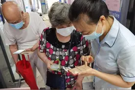 办年审时填错电话号码，工作人员调监控发动社区找到老人图片